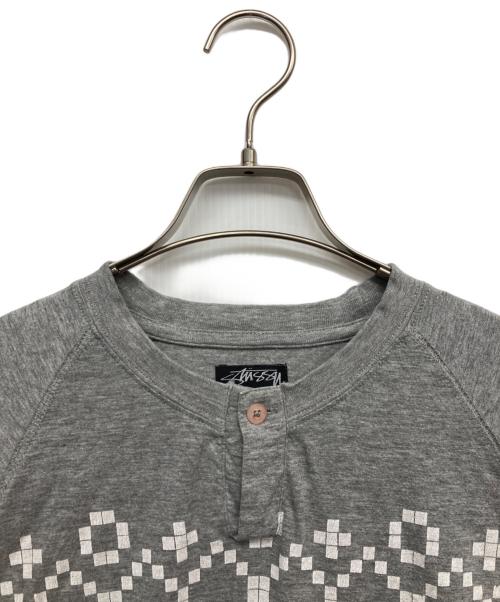 stussy（ステューシー）stussy (ステューシー) 幾何学模様プリントカットソー グレー サイズ:Sの古着・服飾アイテム