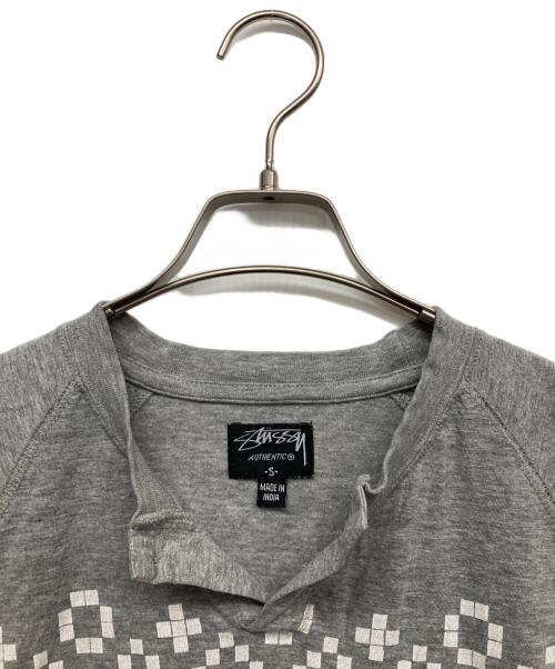 stussy（ステューシー）stussy (ステューシー) 幾何学模様プリントカットソー グレー サイズ:Sの古着・服飾アイテム