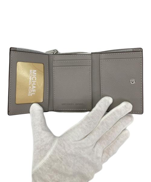 MICHAEL KORS（マイケル・コース）MICHAEL KORS (マイケルコース) 3つ折り財布 グレー 未使用品の古着・服飾アイテム