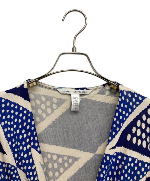 DIANE VON FURSTENBERG（ダイアンフォンファステンバーグ）DIANE VON FURSTENBERG (ダイアンフォンファステンバーグ) カシュクール半袖シルクワンピース ブルーの古着・服飾アイテム