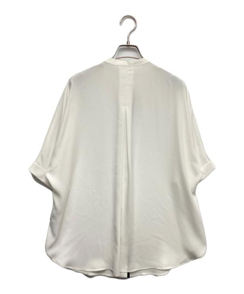 icB（アイシービー）icB (アイシービー) BackSatinAmunzen 5分袖バンドカラーブラウス ホワイト サイズ:Sの古着・服飾アイテム