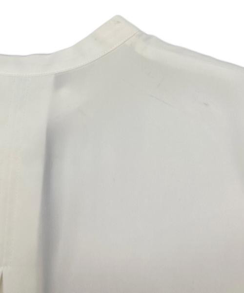 icB（アイシービー）icB (アイシービー) BackSatinAmunzen 5分袖バンドカラーブラウス ホワイト サイズ:Sの古着・服飾アイテム