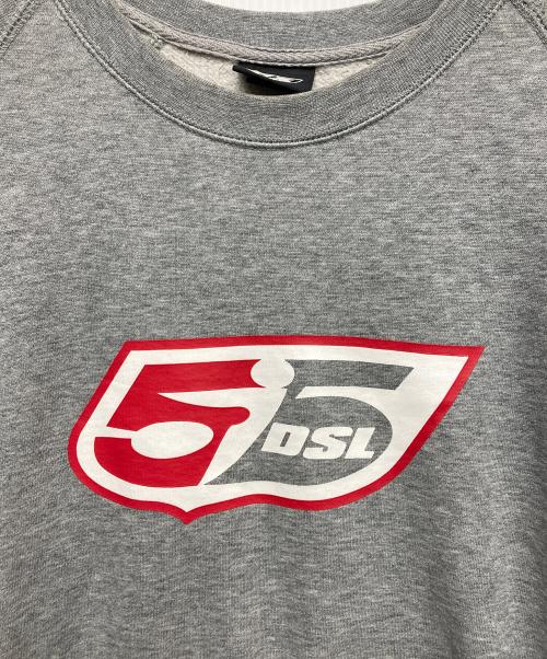 55DSL（フィフテーファイブディーエスエル）55DSL (フィフテーファイブディーエスエル) ロゴプリントスウェット グレー サイズ:XSの古着・服飾アイテム