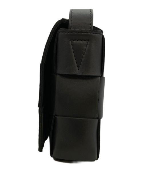 BOTTEGA VENETA（ボッテガベネタ）BOTTEGA VENETA (ボッテガベネタ) カセットショルダーバッグ ブラックの古着・服飾アイテム