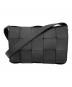 BOTTEGA VENETA（ボッテガベネタ）の古着「カセットショルダーバッグ」｜ブラック