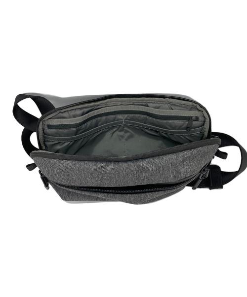 AER（エアー）AER (エアー) ショルダーバッグ グレーの古着・服飾アイテム