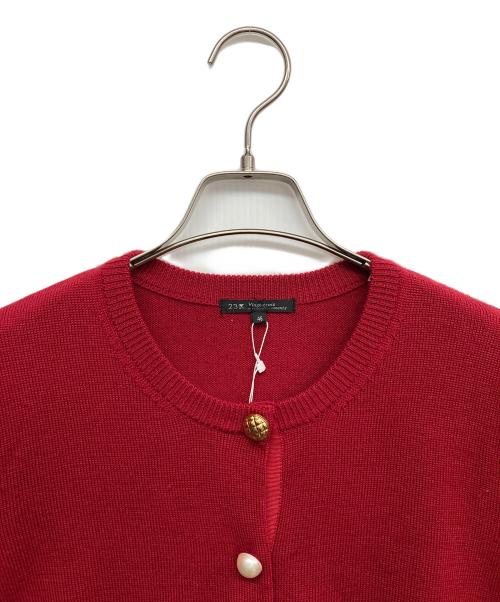 23区（ニジュウサンク）23区 (ニジュウサンク) ニットカーディガン レッド サイズ:46 未使用品の古着・服飾アイテム