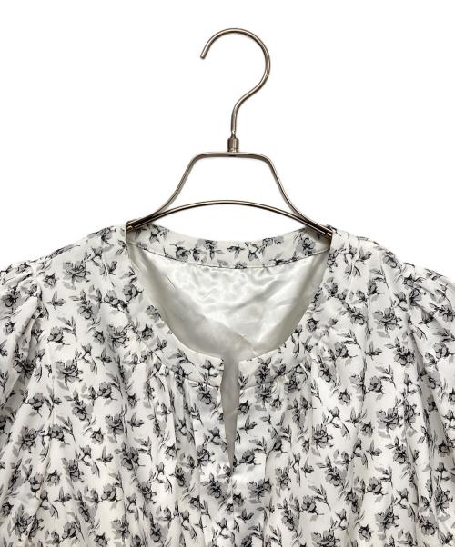 MISCH MASCH（ミッシュマッシュ）MISCH MASCH (ミッシュマッシュ) 小花柄プリーツ半袖ワンピース ホワイト サイズ:Sの古着・服飾アイテム