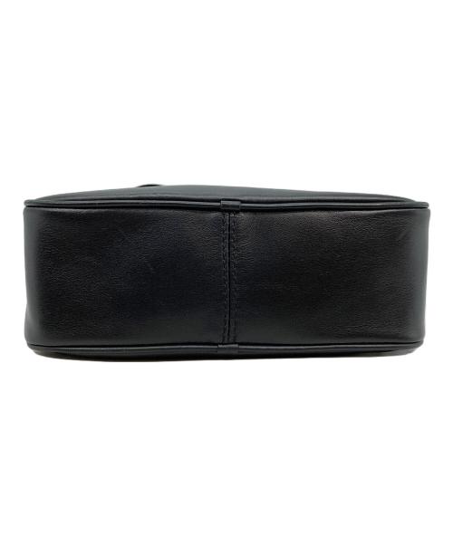 MARC JACOBS（マークジェイコブズ）MARC JACOBS (マークジェイコブス) ロゴショルダーバッグ ブラックの古着・服飾アイテム