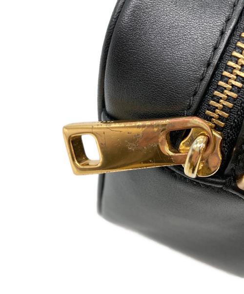 MARC JACOBS（マークジェイコブズ）MARC JACOBS (マークジェイコブス) ロゴショルダーバッグ ブラックの古着・服飾アイテム