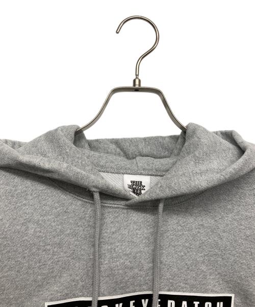 THE BLACK EYE PATCH（ブラックアイパッチ）THE BLACK EYE PATCH (ブラックアイパッチ) ADVISORY LABEL HOODIEプリントパーカー グレー サイズ:Mの古着・服飾アイテム