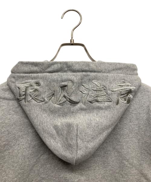 THE BLACK EYE PATCH（ブラックアイパッチ）THE BLACK EYE PATCH (ブラックアイパッチ) ADVISORY LABEL HOODIEプリントパーカー グレー サイズ:Mの古着・服飾アイテム