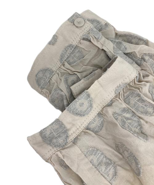 TSUHARU by samansa Mos2（ツハル バイ サマンサモスモス）TSUHARU by samansa Mos2 (ツハル バイ サマンサモスモス) HATAKAKE (ハタカケ) 花柄ジャガードワンピース ベージュ サイズ:FREEの古着・服飾アイテム