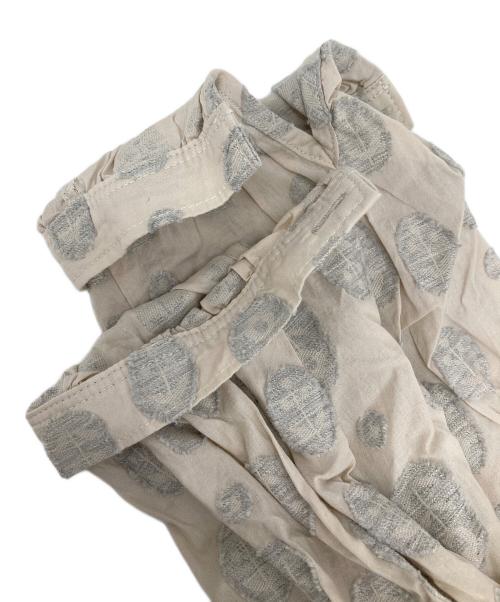 TSUHARU by samansa Mos2（ツハル バイ サマンサモスモス）TSUHARU by samansa Mos2 (ツハル バイ サマンサモスモス) HATAKAKE (ハタカケ) 花柄ジャガードワンピース ベージュ サイズ:FREEの古着・服飾アイテム