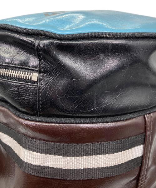 FRED PERRY（フレッドペリー）FRED PERRY (フレッドペリー) 2way レザーボストンバッグ ブラウンの古着・服飾アイテム