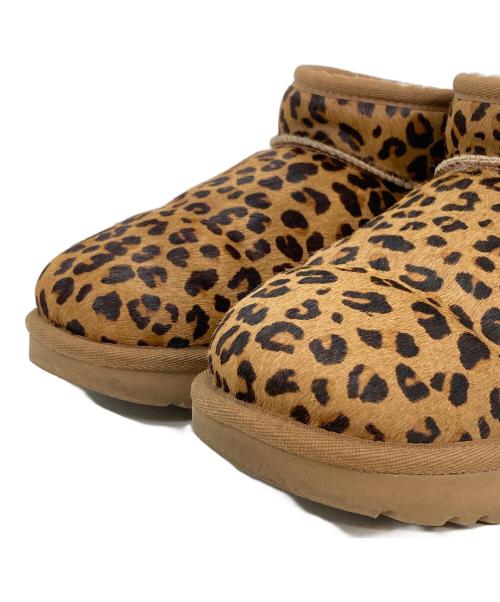 UGG（アグ）UGG (アグ) Wクラシックウルトラミニレオパードブーツ ブラウン サイズ:24の古着・服飾アイテム