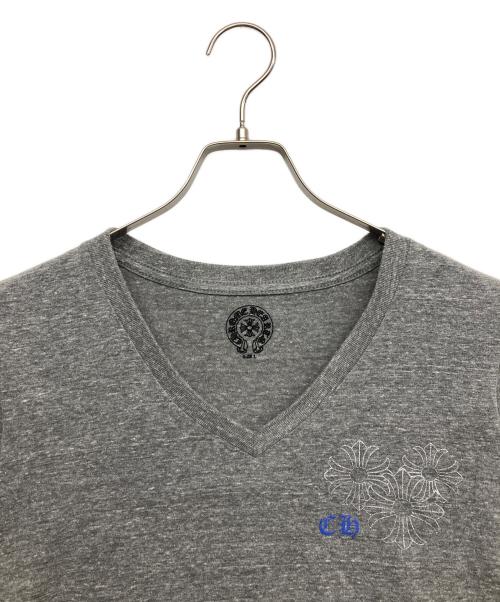 CHROME HEARTS（クロムハーツ）CHROME HEARTS (クロムハーツ) サークルロゴプリントVネックT グレー サイズ:Lの古着・服飾アイテム