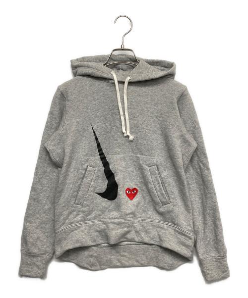 PLAY COMME des GARCONS（プレイコムデギャルソン）PLAY COMME des GARCONS (プレイコムデギャルソン) NIKE (ナイキ) プリントパーカー グレー サイズ:Mの古着・服飾アイテム