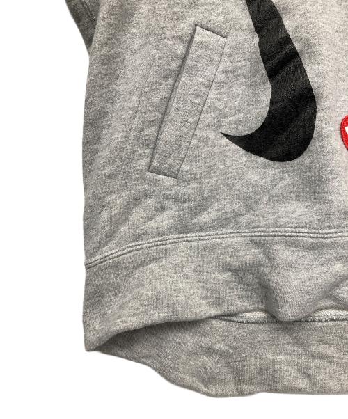PLAY COMME des GARCONS（プレイコムデギャルソン）PLAY COMME des GARCONS (プレイコムデギャルソン) NIKE (ナイキ) プリントパーカー グレー サイズ:Mの古着・服飾アイテム