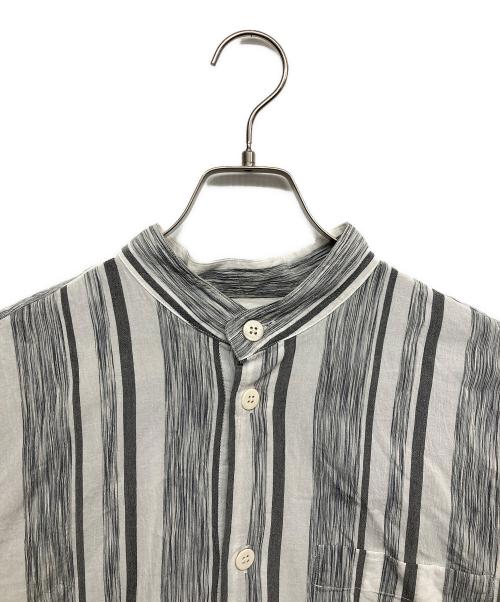 ISSEY MIYAKE MEN（イッセイミヤケメン）ISSEY MIYAKE MEN (イッセイミヤケメン) ストライプマオカラーシャツ グレー サイズ:3の古着・服飾アイテム