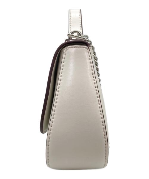 Calvin Klein（カルバンクライン）Calvin Klein (カルバンクライン) チェーンストラップ付ショルダーバッグ ホワイトの古着・服飾アイテム