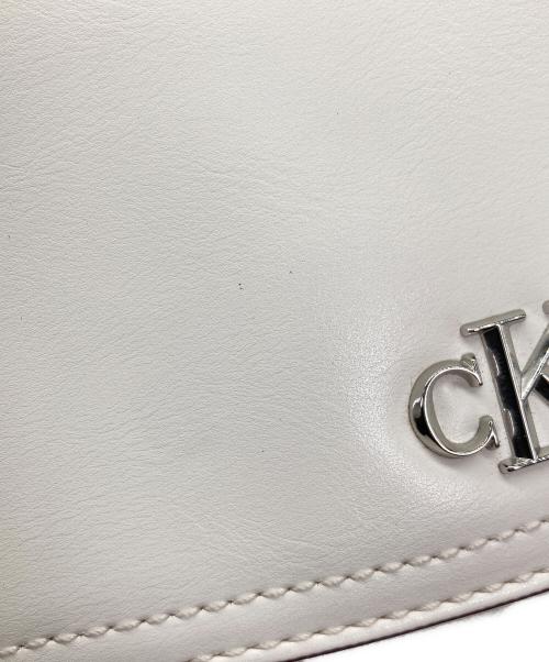 Calvin Klein（カルバンクライン）Calvin Klein (カルバンクライン) チェーンストラップ付ショルダーバッグ ホワイトの古着・服飾アイテム