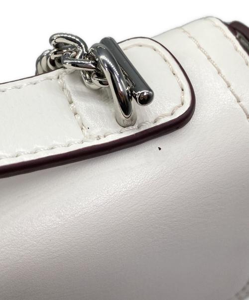 Calvin Klein（カルバンクライン）Calvin Klein (カルバンクライン) チェーンストラップ付ショルダーバッグ ホワイトの古着・服飾アイテム