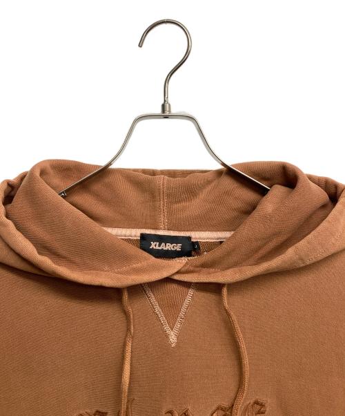 X-LARGE（エクストララージ）X-LARGE (エクストララージ) PIGMENT EMBOSSED PULLOVER HOODED SWEAT ブラウン サイズ:Lの古着・服飾アイテム