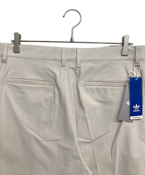 adidas（アディダス）adidas (アディダス) ツイストウィーブ 撥水 スリーストライプス アンクルパンツ ベージュ サイズ:W88 未使用品の古着・服飾アイテム