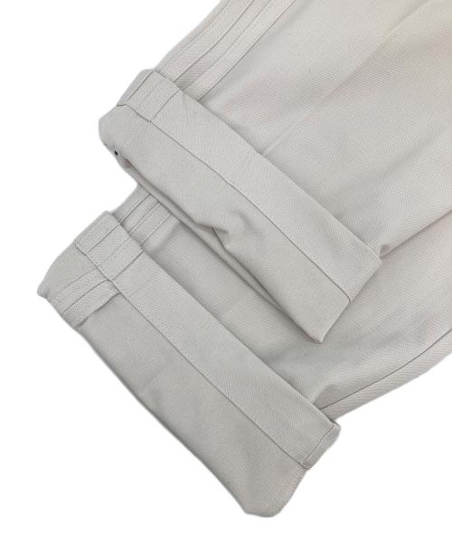 adidas（アディダス）adidas (アディダス) ツイストウィーブ 撥水 スリーストライプス アンクルパンツ ベージュ サイズ:W88 未使用品の古着・服飾アイテム