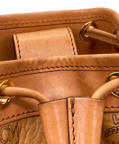 MCM（エムシーエム）MCM (エムシーエム) ヴィセトスドローストリングショルダーバッグ ブラウンの古着・服飾アイテム