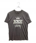 stussyステューシー）の古着「xxx王冠プリントＴシャツ」｜グレー