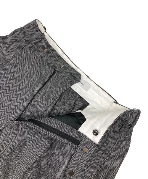 MARKA（マーカ）MARKA (マーカ) TWO TUCK BAGGY TROUSERS -TUMBLED WOOL SERGE- グレー サイズ:3の古着・服飾アイテム