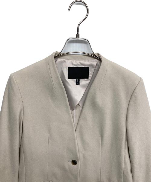 icB（アイシービー）icB (アイシービー) Fiedノーカラージャケット ベージュ サイズ:4の古着・服飾アイテム