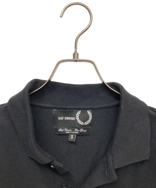 RAF SIMONS（ラフシモンズ）RAF SIMONS (ラフシモンズ) FRED PERRY (フレッドペリー) オーバーサイズプリントポロシャツ ブラック サイズ:Sの古着・服飾アイテム