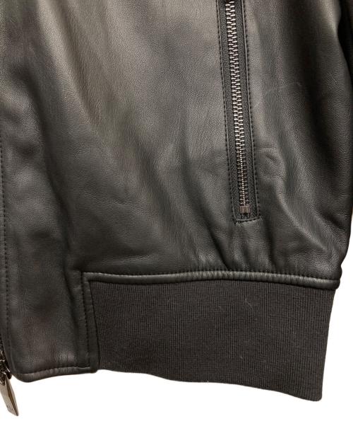 ARMANI EXCHANGE（アルマーニ エクスチェンジ）ARMANI EXCHANGE (アルマーニ エクスチェンジ) フェイクレザー エンボスロゴ フルジップ ブルゾン ブラック サイズ:XSの古着・服飾アイテム