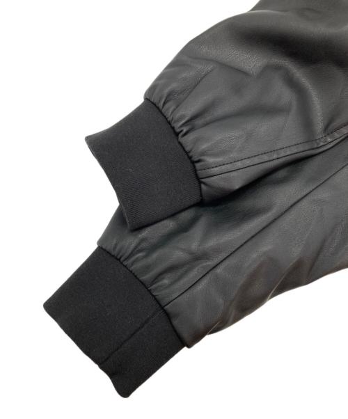 ARMANI EXCHANGE（アルマーニ エクスチェンジ）ARMANI EXCHANGE (アルマーニ エクスチェンジ) フェイクレザー エンボスロゴ フルジップ ブルゾン ブラック サイズ:XSの古着・服飾アイテム