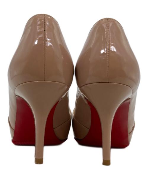 Christian Louboutin（クリスチャン・ルブタン）Christian Louboutin (クリスチャン・ルブタン) オープントゥエナメルヒールパンプス ベージュ サイズ:35 1/2の古着・服飾アイテム
