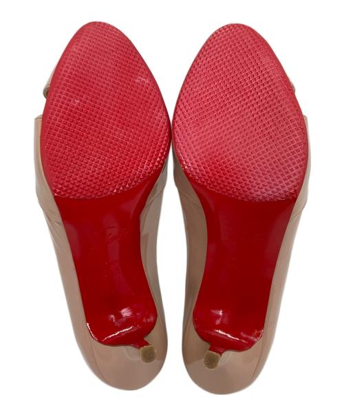 Christian Louboutin（クリスチャン・ルブタン）Christian Louboutin (クリスチャン・ルブタン) オープントゥエナメルヒールパンプス ベージュ サイズ:35 1/2の古着・服飾アイテム