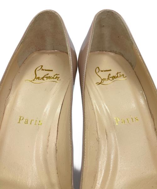 Christian Louboutin（クリスチャン・ルブタン）Christian Louboutin (クリスチャン・ルブタン) オープントゥエナメルヒールパンプス ベージュ サイズ:35 1/2の古着・服飾アイテム