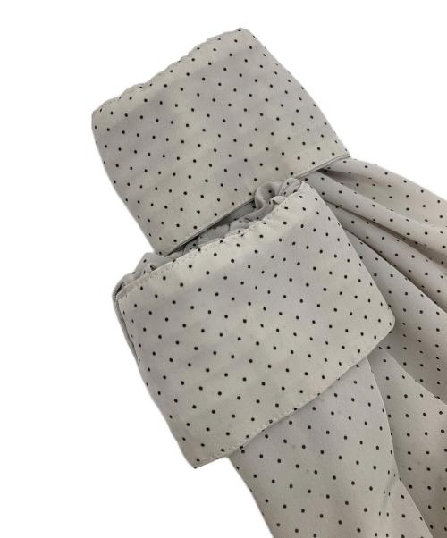 FRAY ID（フレイ アイディー）FRAY ID (フレイ アイディー) ネックフリルプリーツプリントワンピース グレー サイズ:1の古着・服飾アイテム