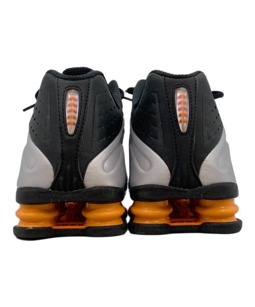 NIKE（ナイキ）NIKE (ナイキ) SHOX R4 BLACK/VAST シルバー×オレンジ サイズ:27.5の古着・服飾アイテム