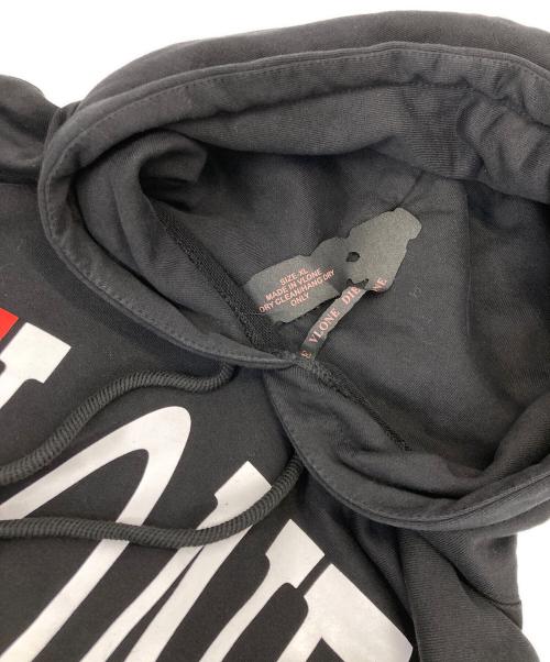 LIVE VLONE DIE VLONE（ヴィーロン）LIVE VLONE DIE VLONE (ヴィーロン) ロゴプリントパーカー ブラック サイズ:XLの古着・服飾アイテム