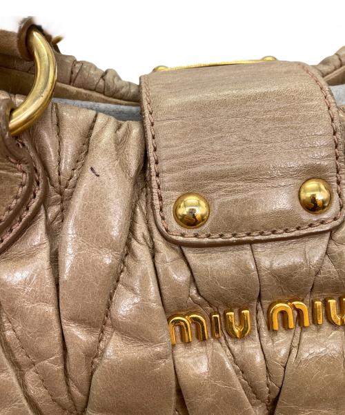 MIU MIU（ミュウミュウ）MIU MIU (ミュウミュウ) マテラッセギャザーハンドバッグ ベージュの古着・服飾アイテム