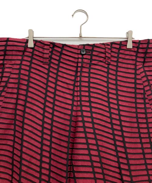 ISSEY MIYAKE（イッセイミヤケ）ISSEY MIYAKE (イッセイミヤケ) ワイド総柄パンツ レッド×ブラック サイズ:2の古着・服飾アイテム