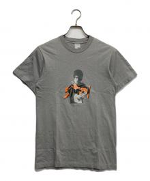 stussy（ステューシー）の古着「ブルースリープリントＴシャツ」｜グレー