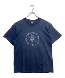 stussy（ステューシー）の古着「スカルインターナショナルプリントTシャツ」｜ネイビー