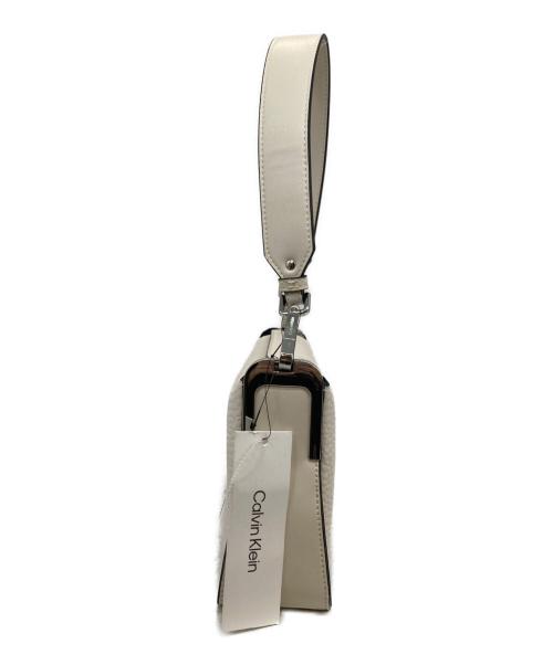 Calvin Klein（カルバンクライン）Calvin Klein (カルバンクライン) FAY ショルダーバッグ ホワイト 未使用品の古着・服飾アイテム
