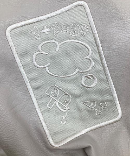 1PIU1UGUALE3 RELAX（ウノピゥウノウグァーレトレ リラックス）1piu1uguale3 relax (ウノピゥウノウグァーレトレ リラックス) ワッペンフェイクレザージャケット グレー×アイボリー サイズ:Sの古着・服飾アイテム