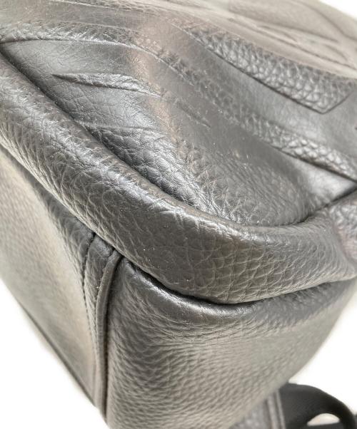 Vivienne Westwood（ヴィヴィアンウエストウッド）Vivienne Westwood (ヴィヴィアンウエストウッド) エンボスバックパック ブラックの古着・服飾アイテム